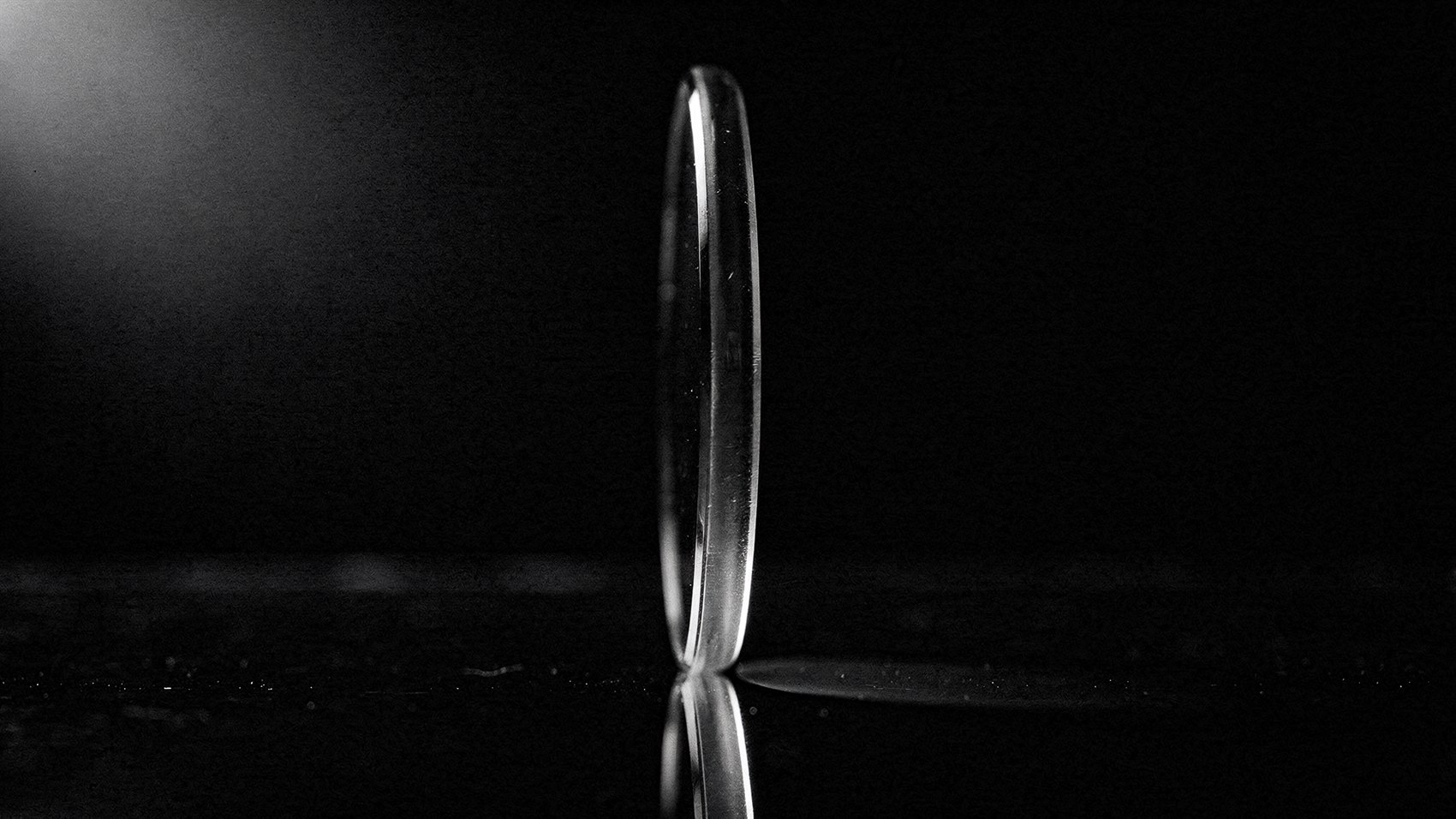 Macro photograph of a progressive spectacle lens edge
